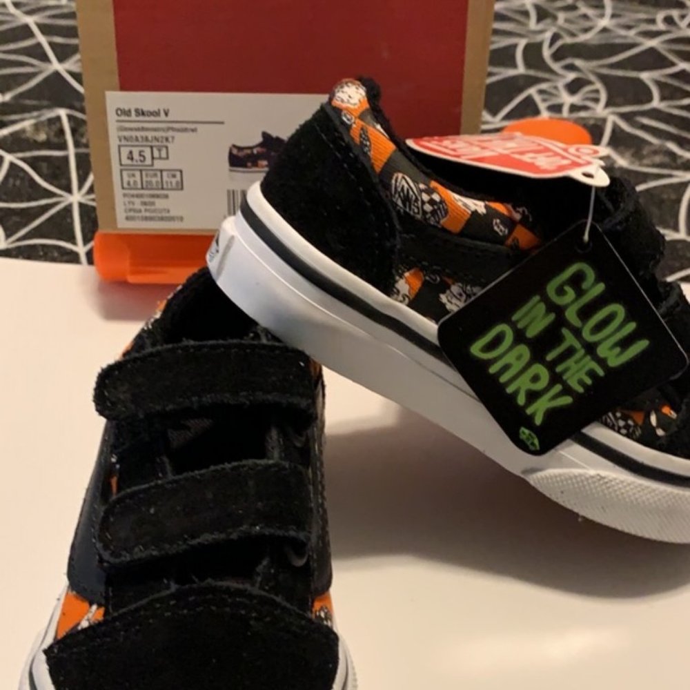NWT VANS Old Skool V Black/Orange Checkered Glow in the Dark 4.5T